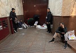 Algunos de los inmigrantes que llegaron el sábado a Lorca.