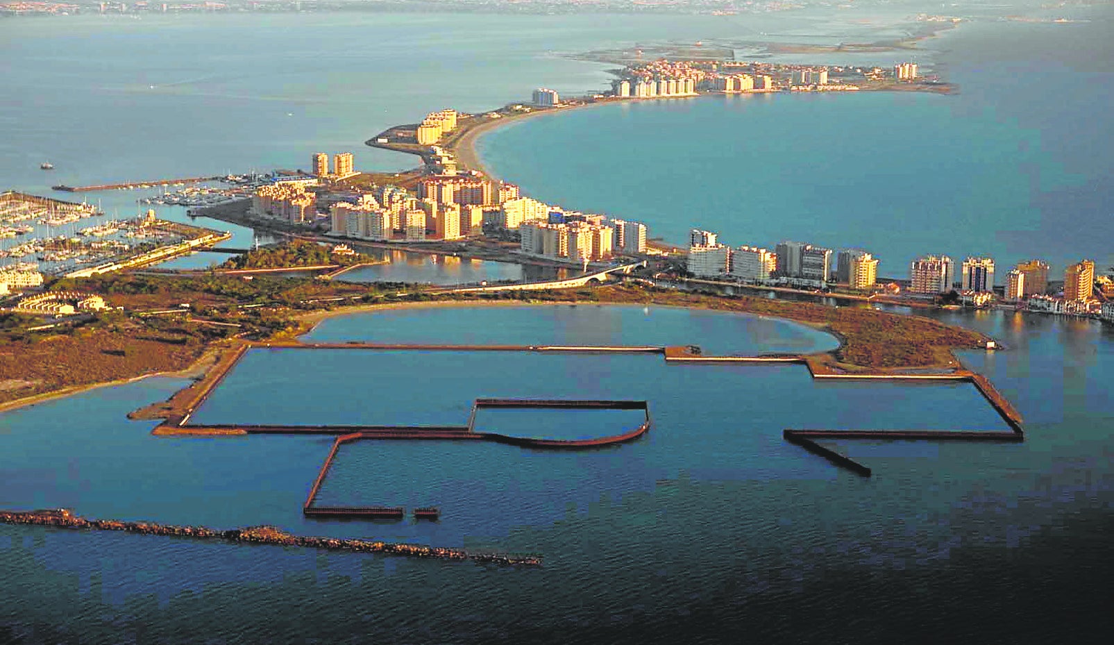 Vista aérea de los diques y pantalanes del frustrado proyecto de Puerto Mayor en La Manga.