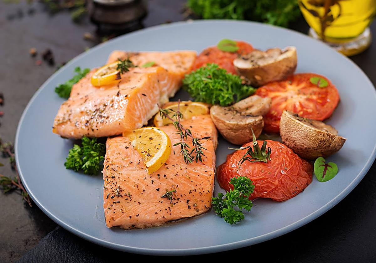 Salmón asado con verduras.