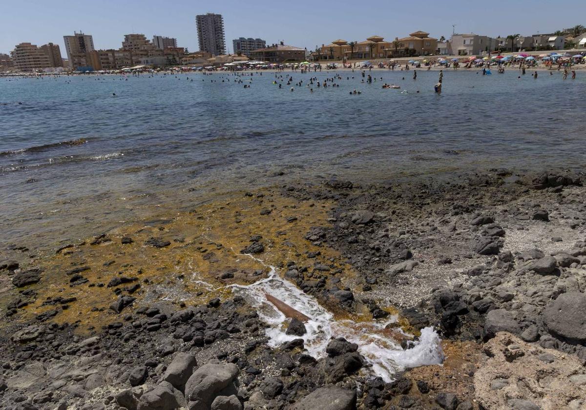 Vertido en una playa de La Manga en 2022.