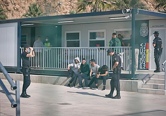 Inmigrantes llegados en patera, la semana pasada en el CATE de Cartagena.