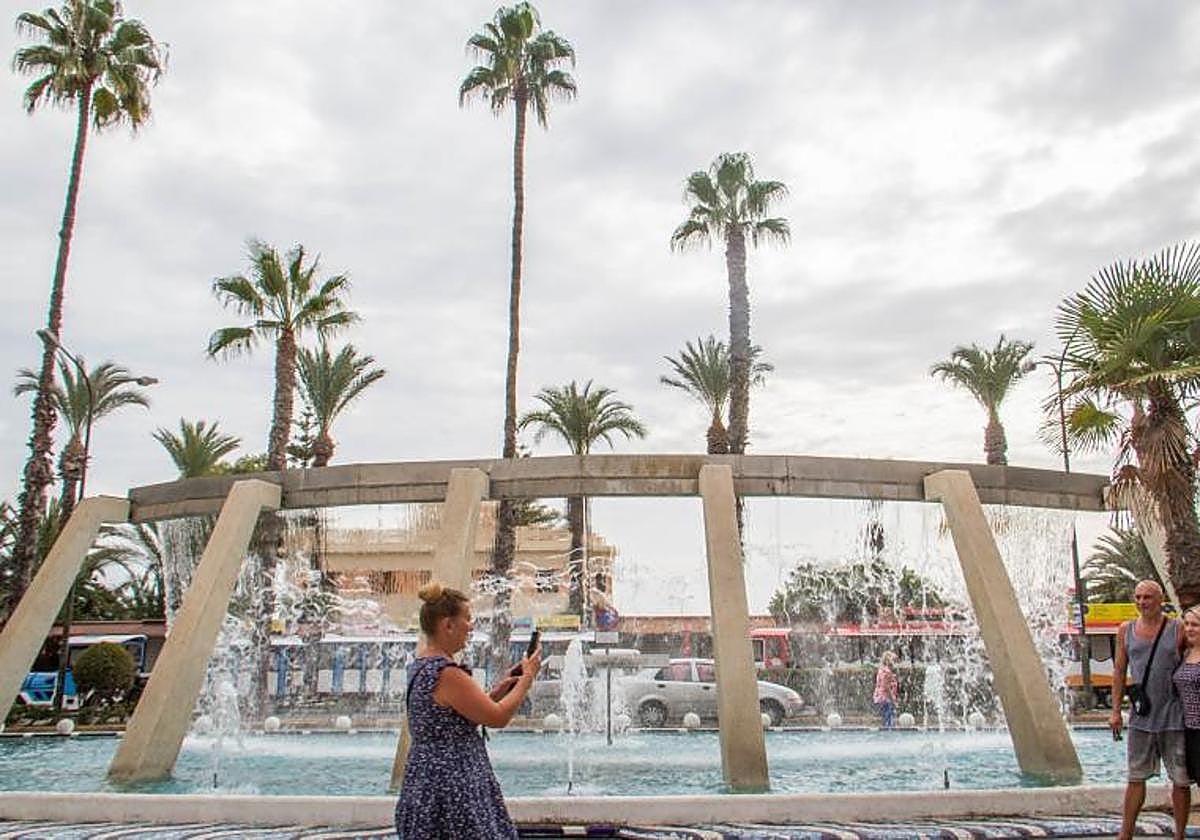 La nueva rotonda de acceso al parking subterráneo del puerto se ubicará frente a la fuente de la plaza Waldo Calero.