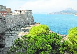 Instalaciones de la Armada en Trincabotijas; al fondo, línea de costa con La Algameca a la derecha.