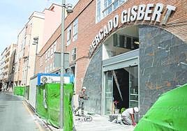 Dos obreros trabajando en las obras de rehabilitación del Mercado de Gisbert, en la calle del mismo nombre.