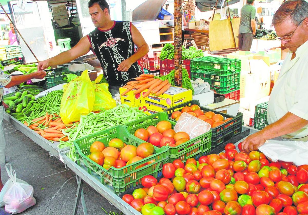 Puesto de verduras en el mercado semanal de Espinardo.