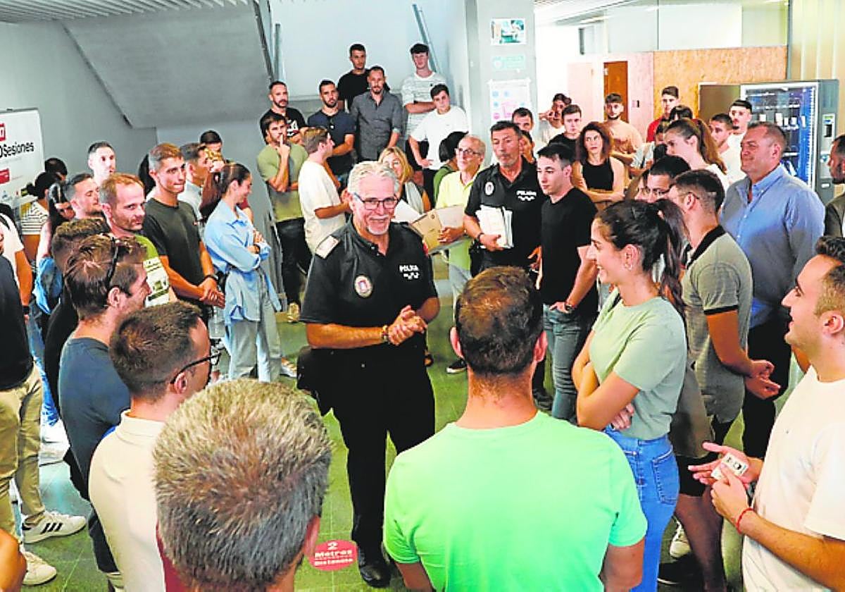El jefe de la Policía se dirige a los opositores antes del examen.