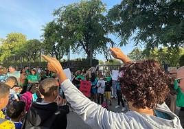 Profesores, padres, madres y alumnos este martes en la puerta del colegio Bienvenido Conejero de Los Alcázares.