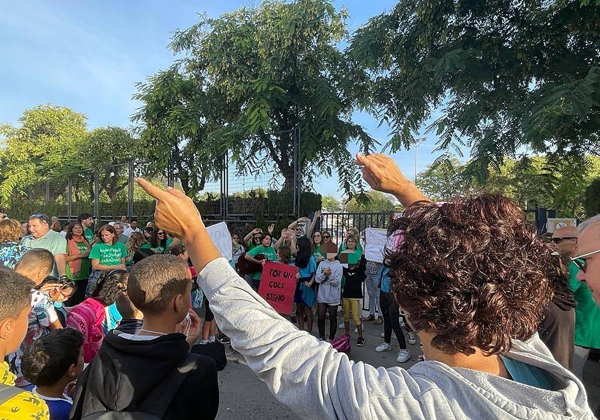 Profesores, padres, madres y alumnos este martes en la puerta del colegio Bienvenido Conejero de Los Alcázares.
