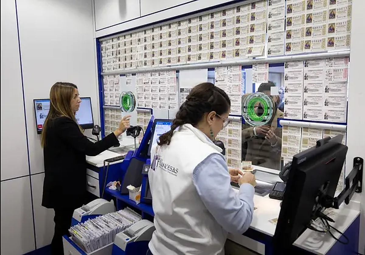 Décimos de lotería a la venta en una administración.