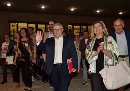 José Vélez junto a Carmina Fernández, el lunes en el Comité Regional del PSOE. Detrás, Alfonso Martínez-Baños y Francisco Lucas.