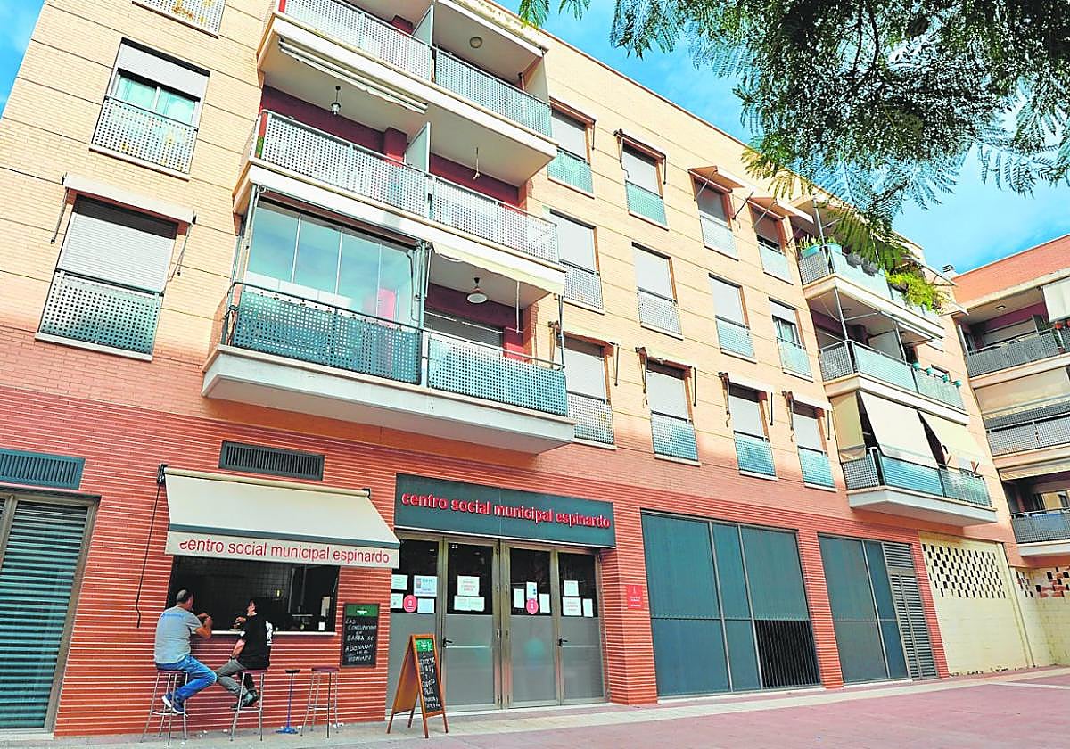 El centro municipal de mayores de Espinardo ocupa los bajos de una comunidad de vecinos y sus residentes se quejan de ruidos.