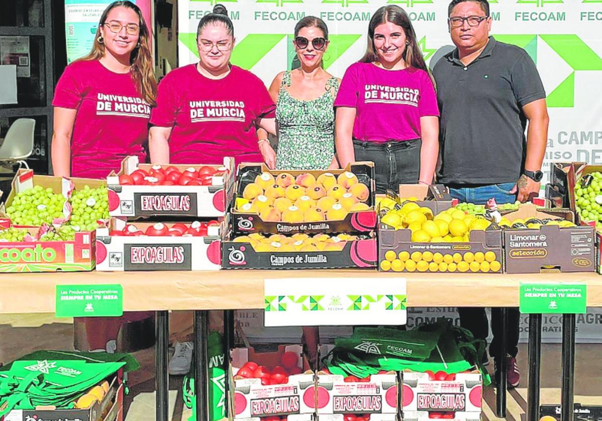 Estand de Fecoam para el reparto de fruta en el Centro Universitario, la pasada semana.