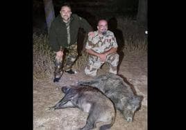 Dos voluntarios de la Federación de Caza de la Región de Murcia, junto a dos ejemplares de jabalí, en septiembre en la zona de Escombreras.