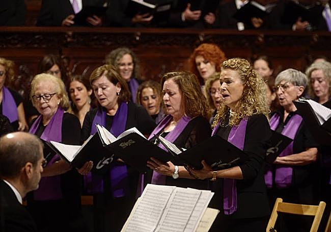 Componentes de la Coral Discantus y el organista, durante la misa funeral por las víctimas de los incendios.