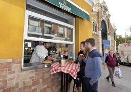 Samuel Ruiz, del Café Bar Verónicas, atiende a dos clientes.