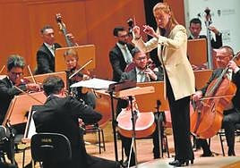 La directora de orquesta Isabel Rubio, ayer, al frente de la Sinfónica de la Región en el concierto del 120 aniversario de LA VERDAD.