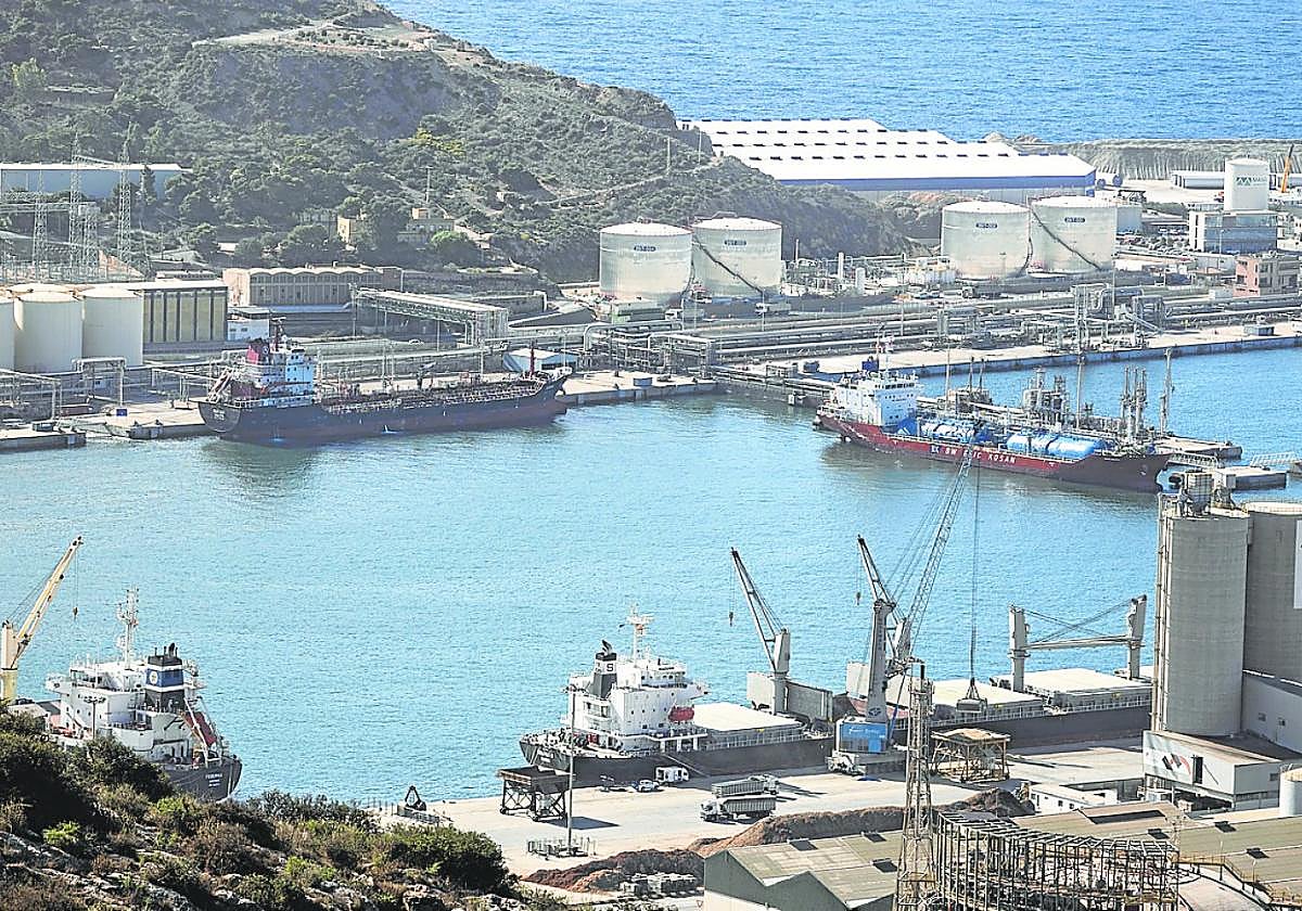 Cuatro buques atracados en el puerto de Escombreras hacen operaciones de carga y descarga.