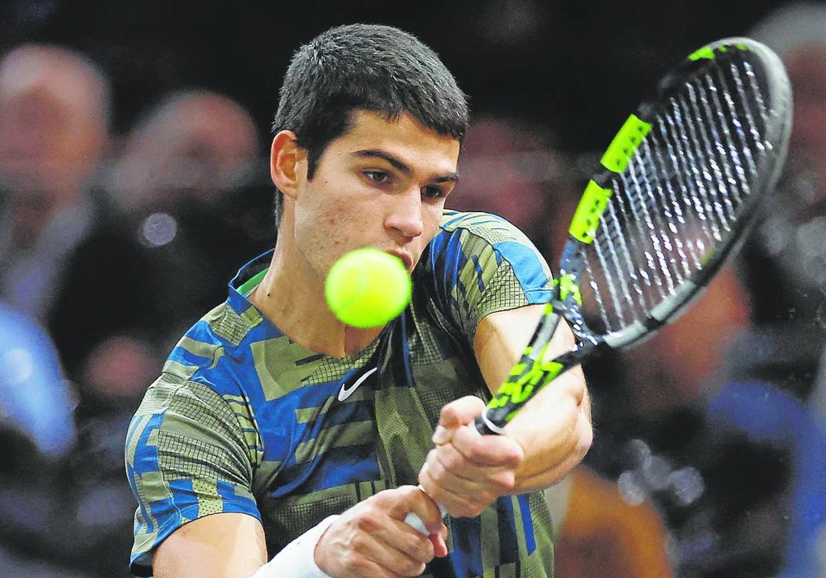 Carlos Alcaraz devuelve una bola en un partido del Masters 1000 de París 2022.