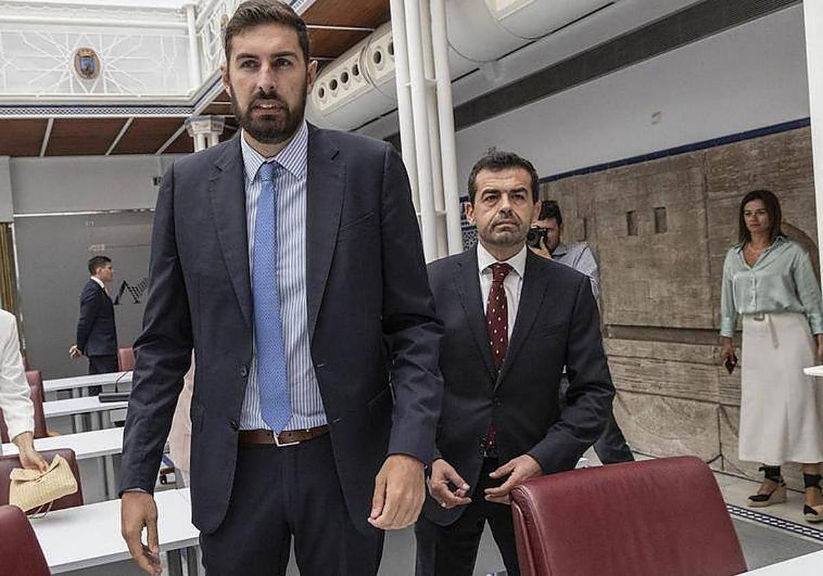 El vicepresidente del Gobierno regional, José Ángel Antelo, y el portavoz parlamentario de Vox, Rubén Martínez Alpañez.