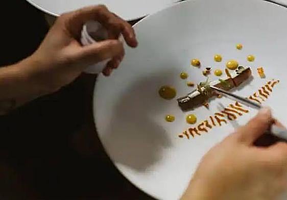 Elaboración de un plato con Estrella Michelin, en una imagen de archivo.
