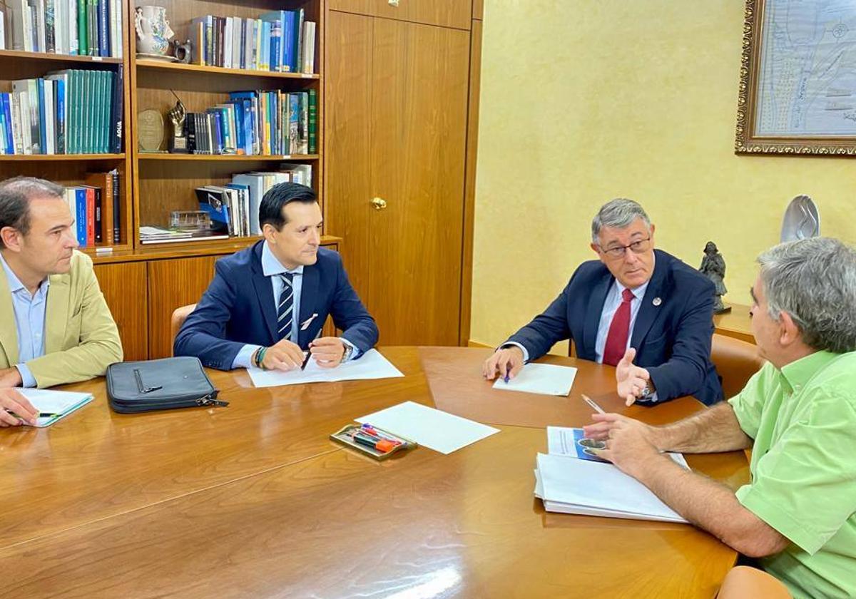 Reunión del consejero de Fomento, José Manuel Pancorbo (2º izq.) con Mario Urrea (2º der.), presidente de la CHS.