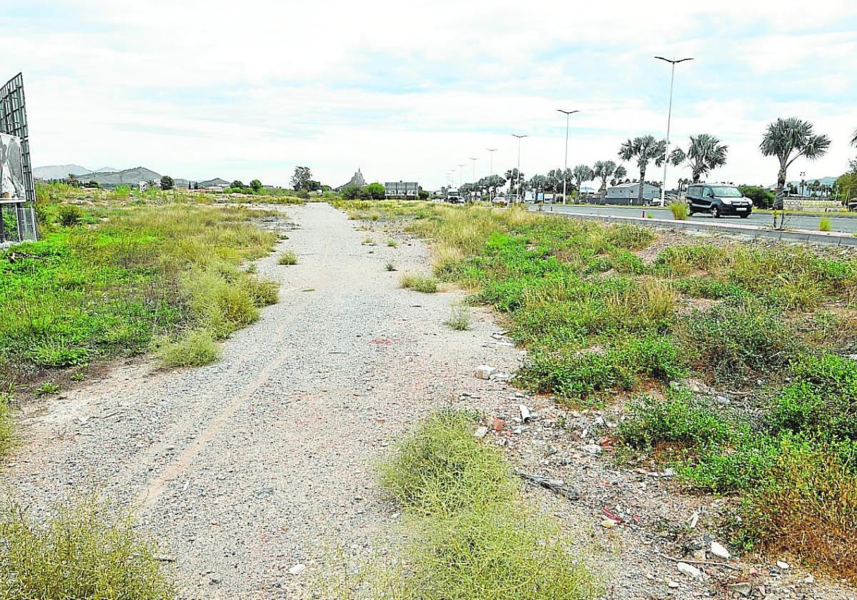 Terrenos ubicados entre la Plaza de los Cubos, en Juan de Borbón, y la Avenida Reino de Murcia en los que iría ubicada la nueva ciudad deportiva del Real Murcia.