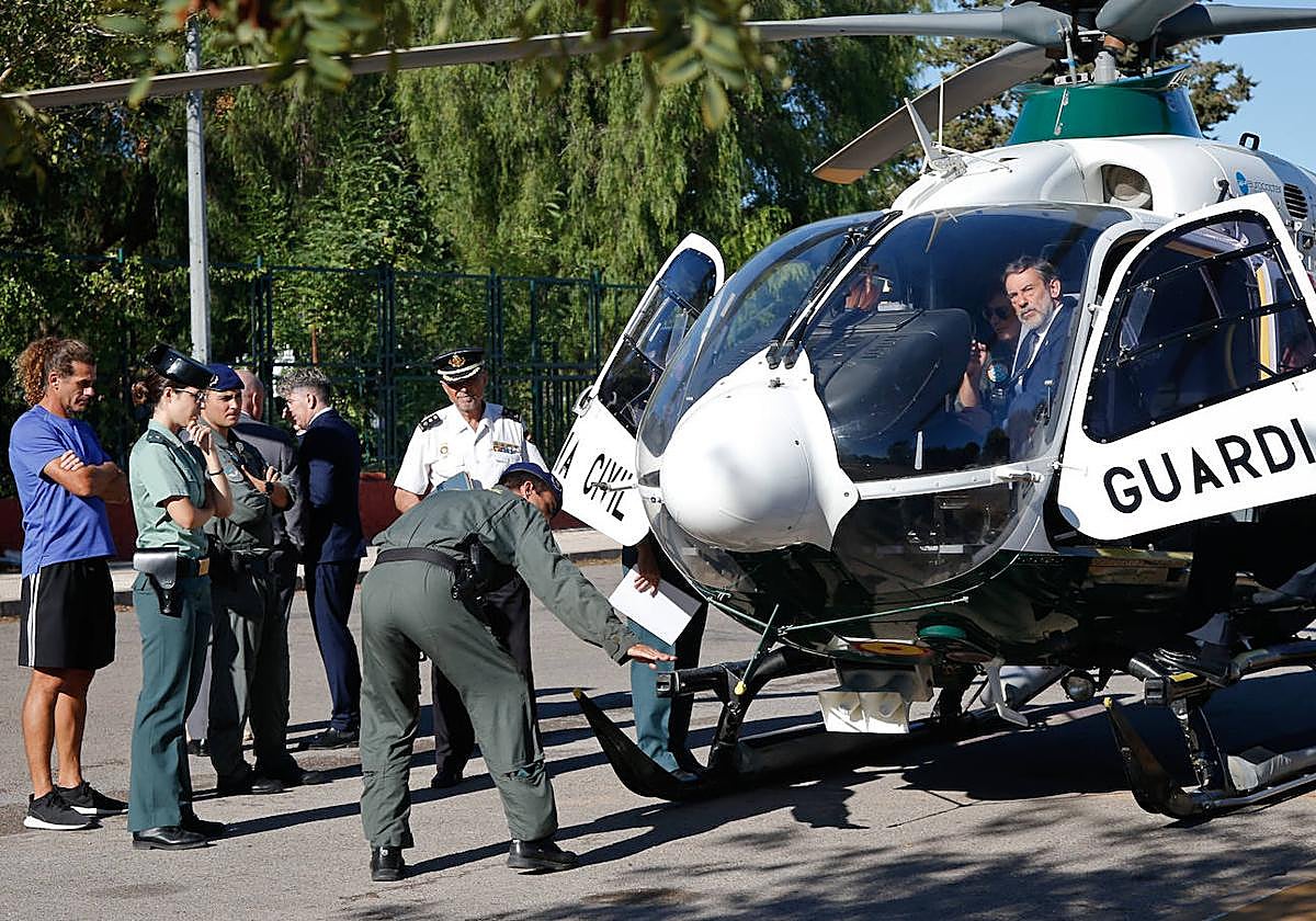 El delegado del Gobierno subido al helicóptero que participó este viernes en la exhibición realizada en el IES Elcano, de Cartagena.