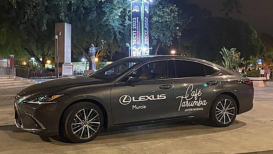 Lexus Murcia desfila en el 'Café Tarumba' de Javier Mármol