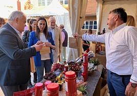 El alcalde de Totana y la consejera de Agricultura, a la izquierda, este viernes, en la feria.