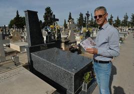 El profesor Klaus Schriewer durante un recorrido por el cementerio en 2022.