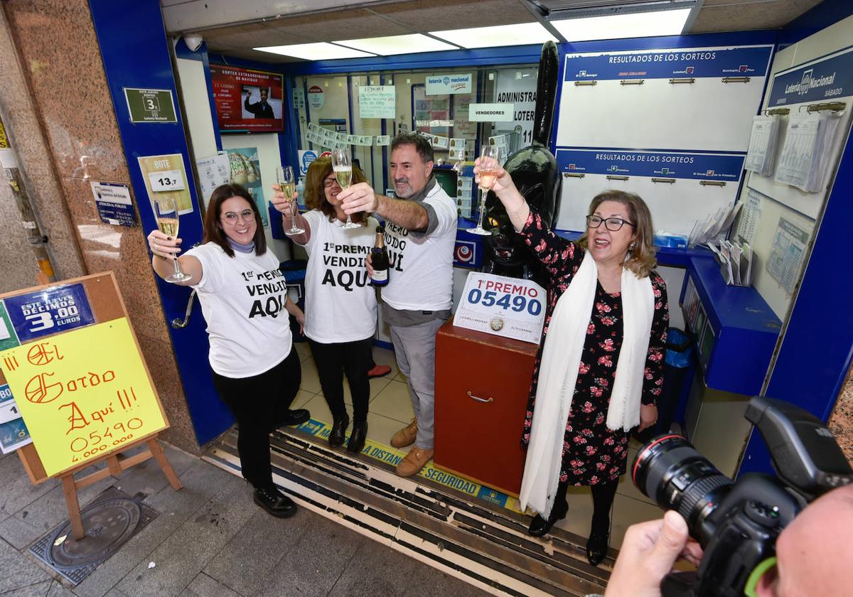 Trabajadores de la administración murciana El Gato Negro celebran en 2022 que han vendido El Gordo.