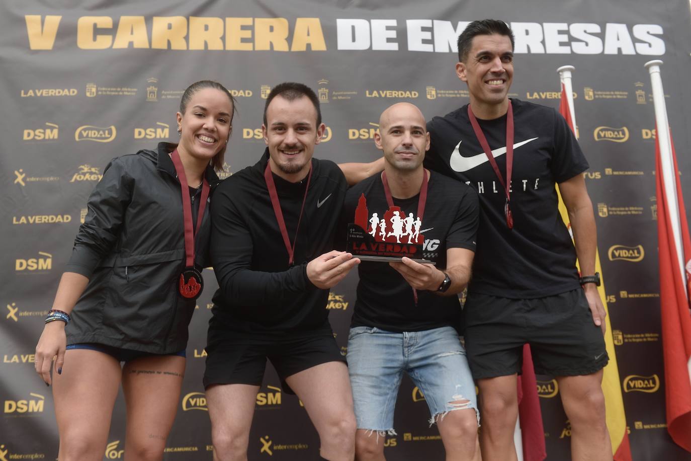 El podio de los participantes en la Carrera de Empresas de Murcia 2023