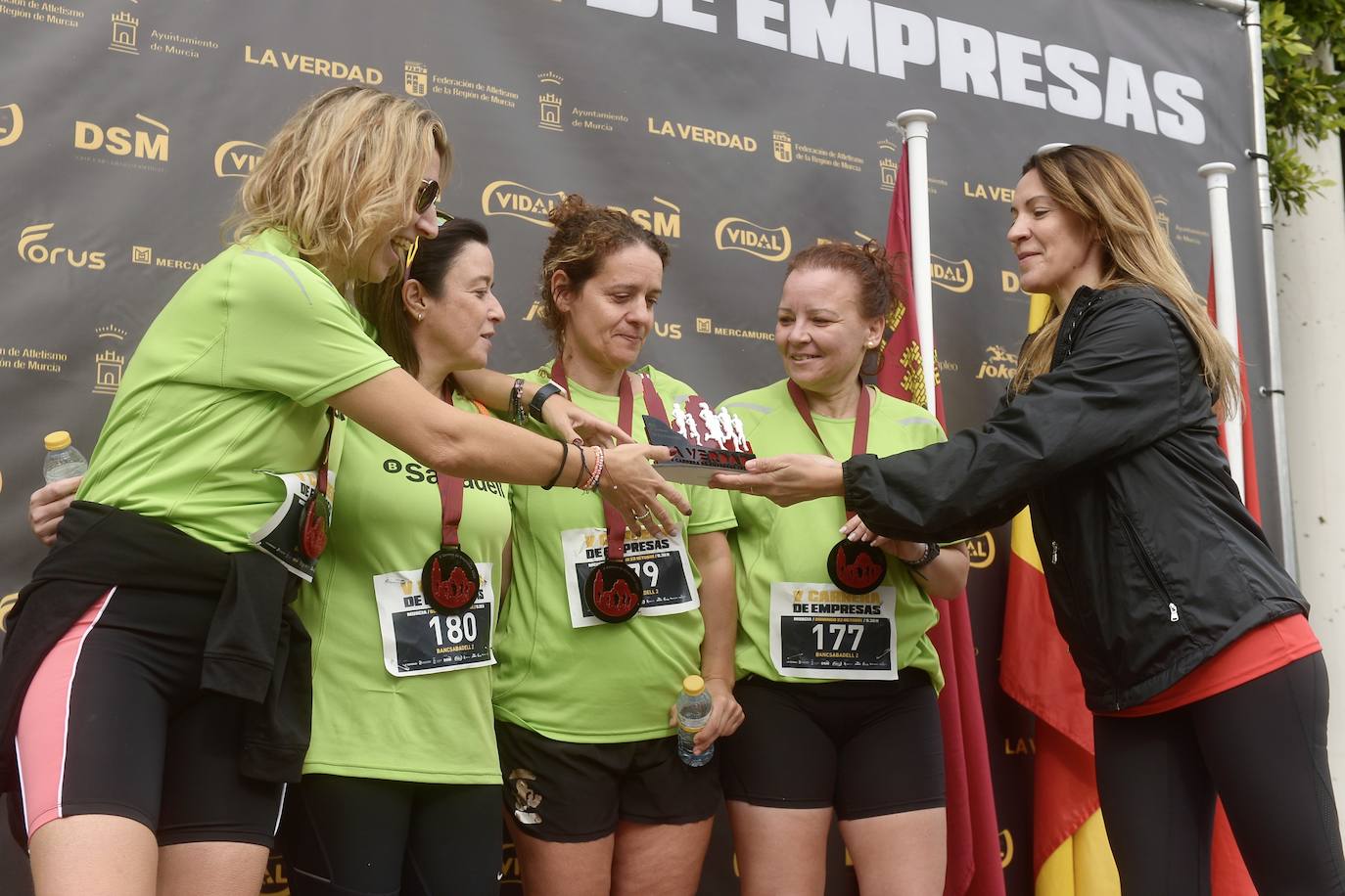 El podio de los participantes en la Carrera de Empresas de Murcia 2023