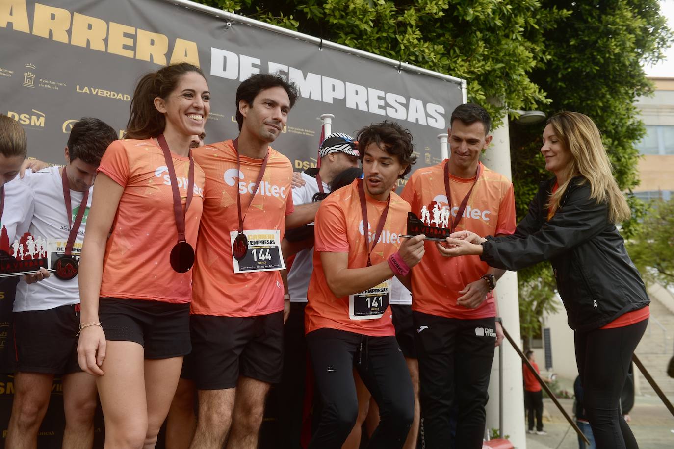 El podio de los participantes en la Carrera de Empresas de Murcia 2023