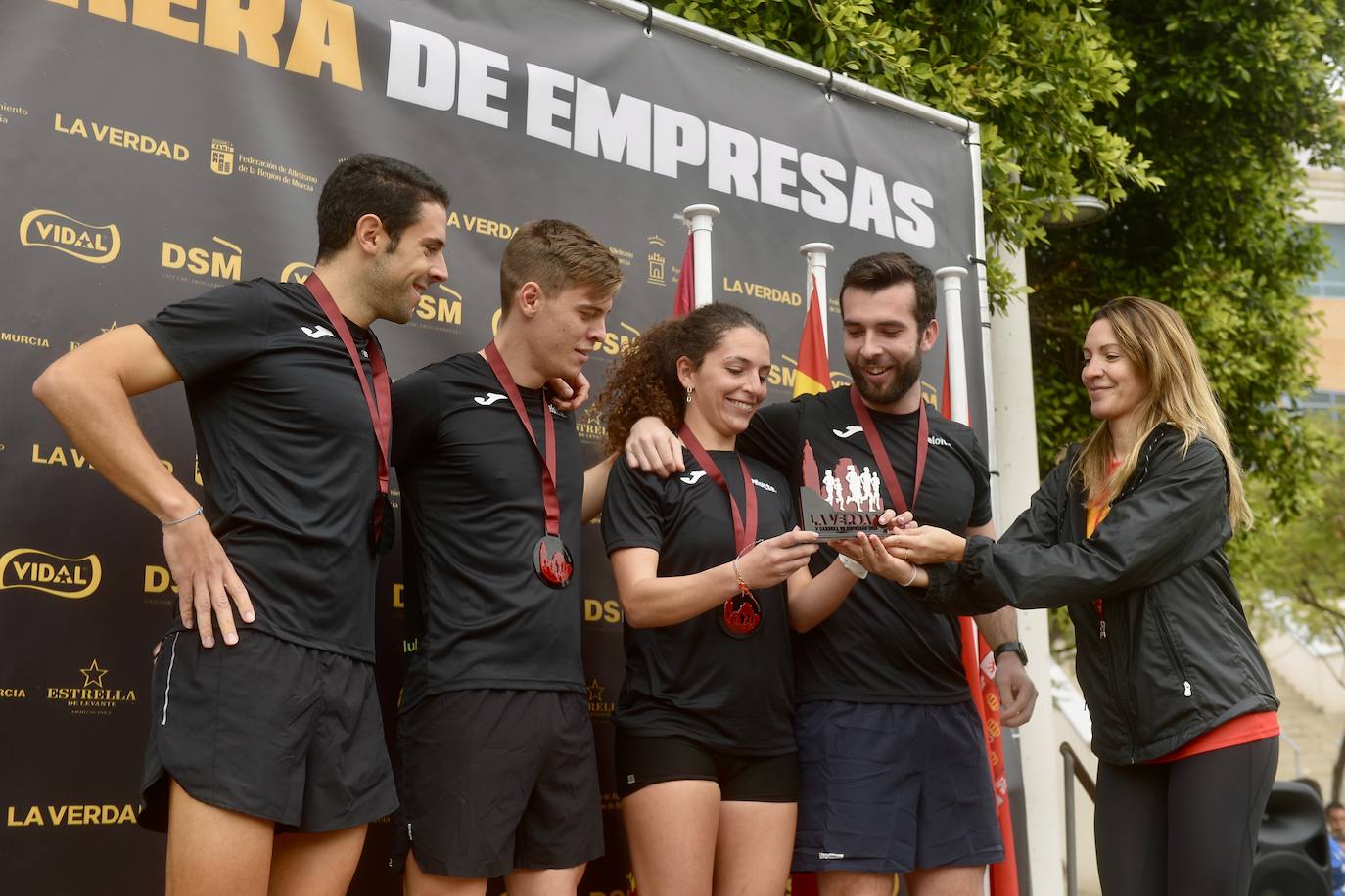 El podio de los participantes en la Carrera de Empresas de Murcia 2023