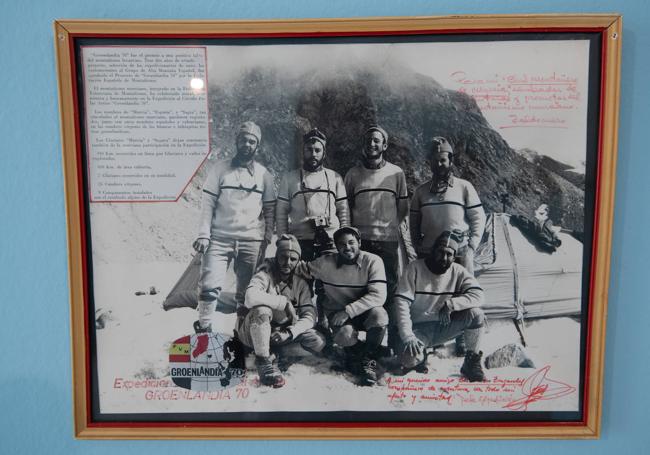 Fotografía conmemorativa sobre una expedición a Groenlandia.