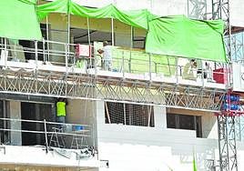 Obreros de la construcción, trabajando en la avenida Juan de Borbón, en Murcia.