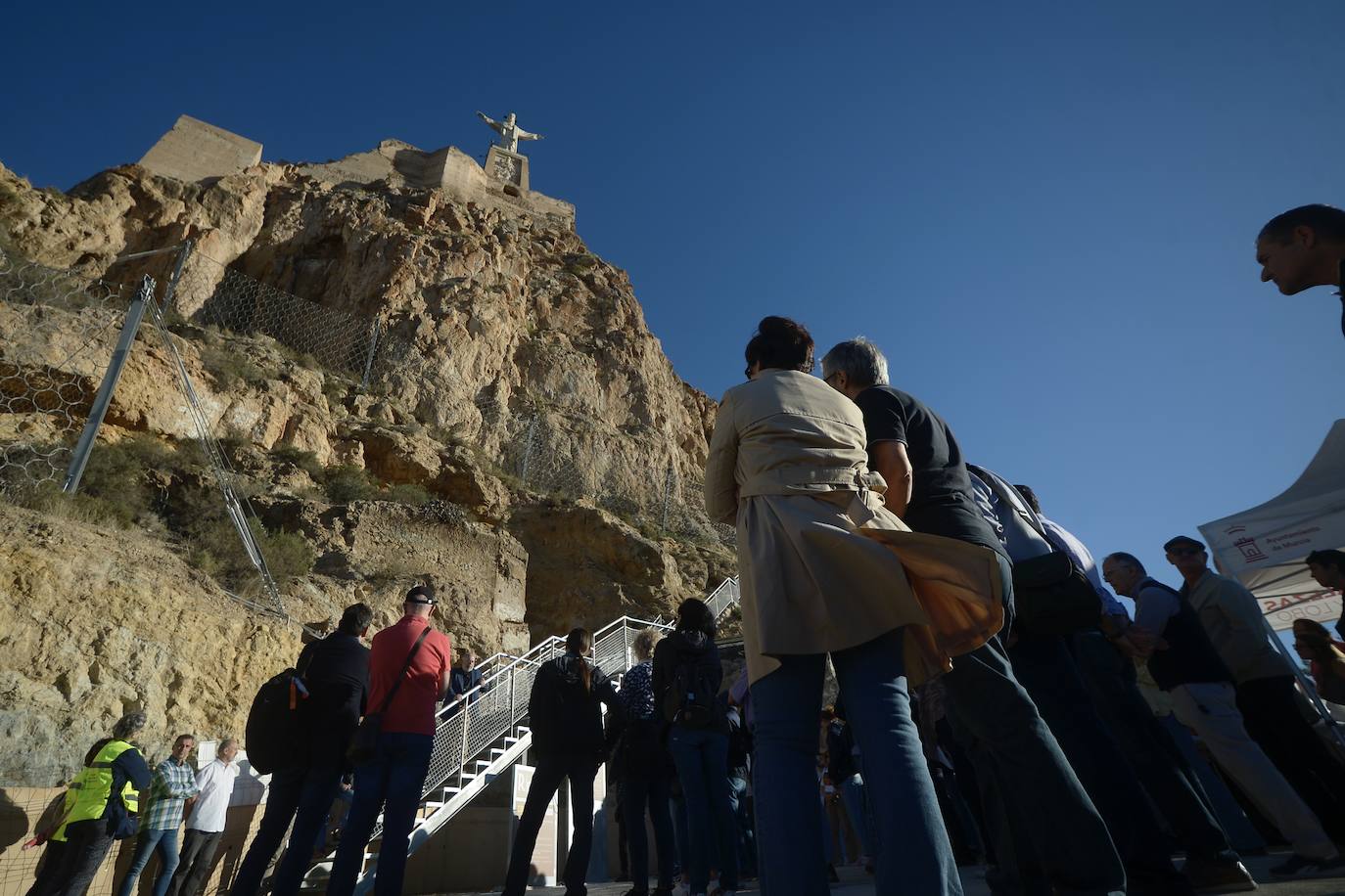 Profesionales, estudiantes e investigadores visitan el Castillo de Monteagudo