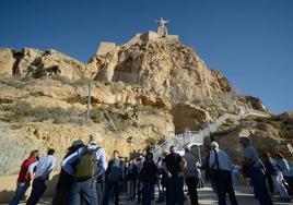 Un grupo de visitantes bajo el Castillo de Monteagudo, este martes.