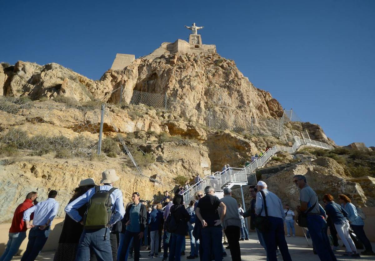 Un grupo de visitantes bajo el Castillo de Monteagudo, este martes.