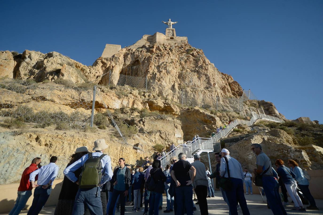 Profesionales, estudiantes e investigadores visitan el Castillo de Monteagudo