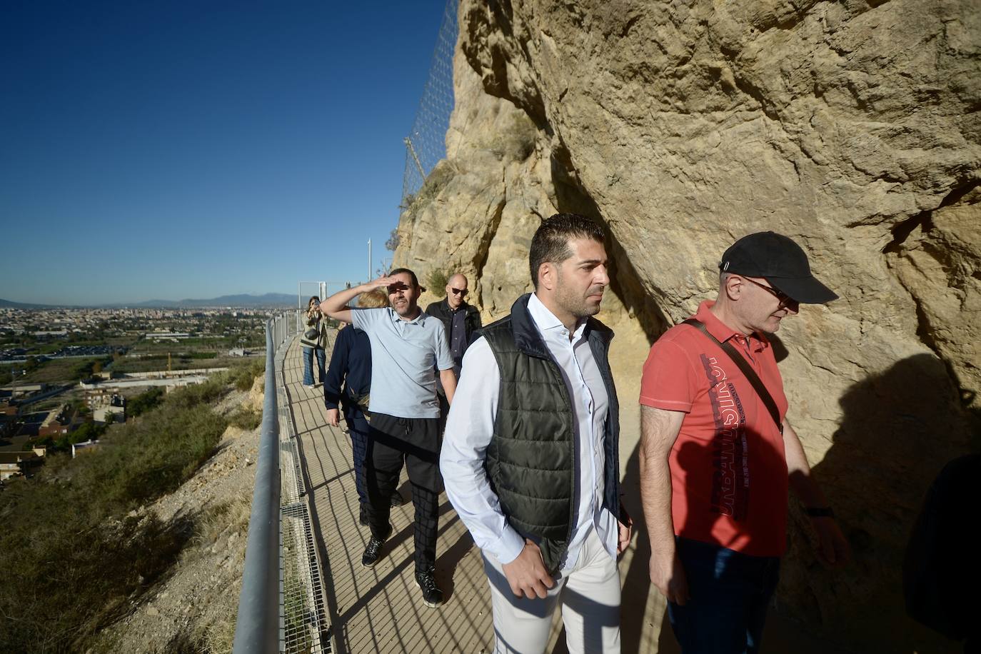 Profesionales, estudiantes e investigadores visitan el Castillo de Monteagudo