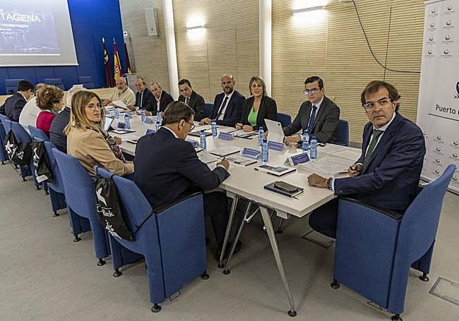 Los miembros del consejo de administración, en su reunión de este martes.