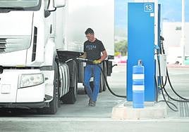 Un transportista recarga su camión en la estación de servicio de Froet, en el polígono de San Ginés, en Murcia.