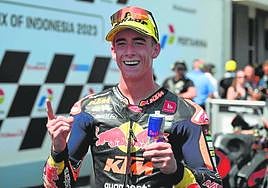 Pedro Acosta celebra su reciente triunfo en Indonesia.