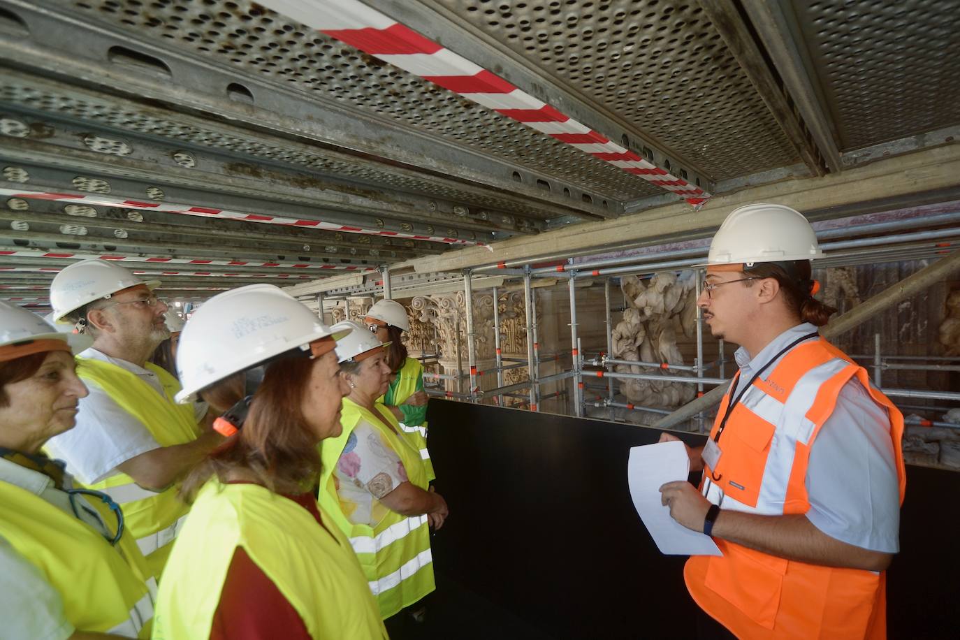 La visita a la fachada de la Catedral de Murcia, en imágenes