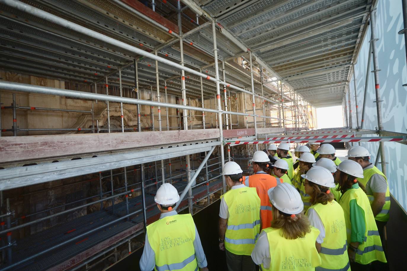 La visita a la fachada de la Catedral de Murcia, en imágenes