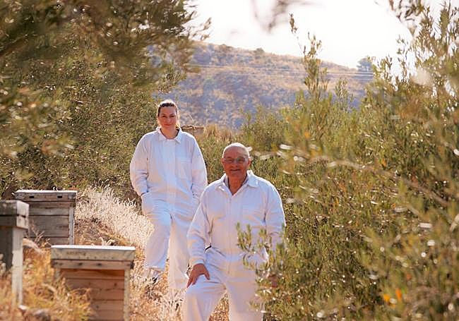 María José Martínez, junto a su padre, Juan José Martínez Orcajada, en las colmenas familiares.