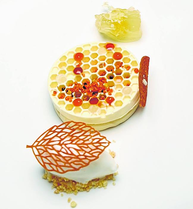Uno de los postres estrella de Lienzo, de miel urbana, con ganache de limón, cera de abeja con nata, crema de fondillón y helado de leche de vaca fresca y hojas de miel urbana.