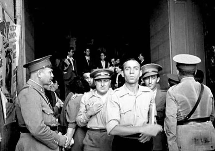 El poeta oriolano, a la salida del Congreso.